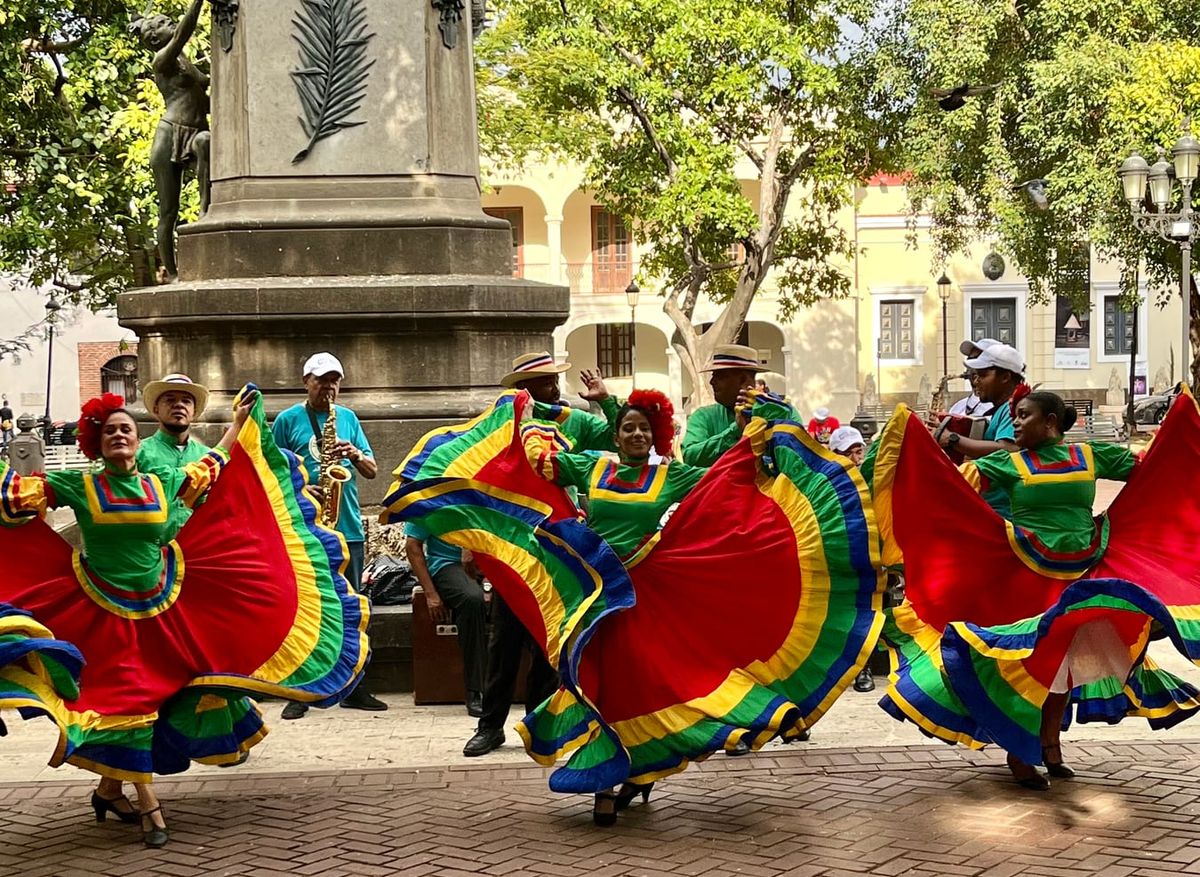Bailarinas de folclore dominicano con faldas de colores en la Zona Colonial de Santo Domingo