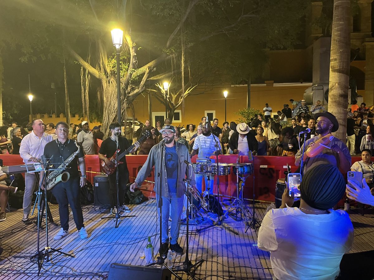 Música en vivo en una plaza de la Zona Colonial