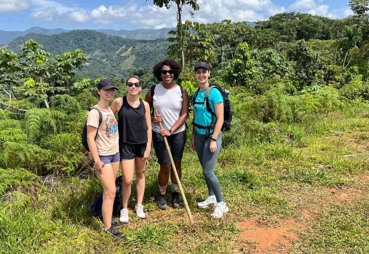 Cuatro viajeras en una ruta de senderismo por las montañas de República Dominicana
